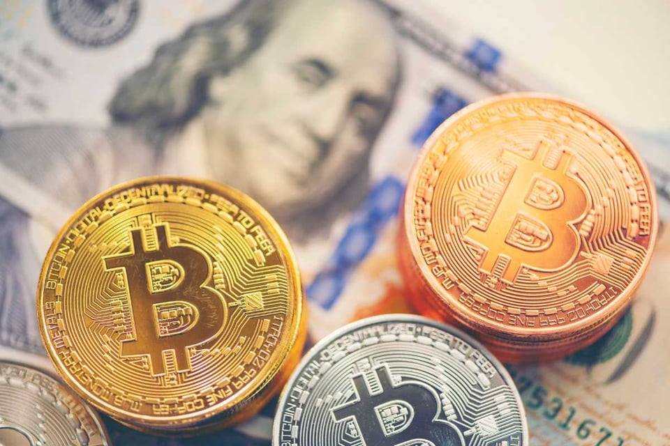 billetes y monedas con simbolo de bitcoin, Key Bitcoin Insights This Week