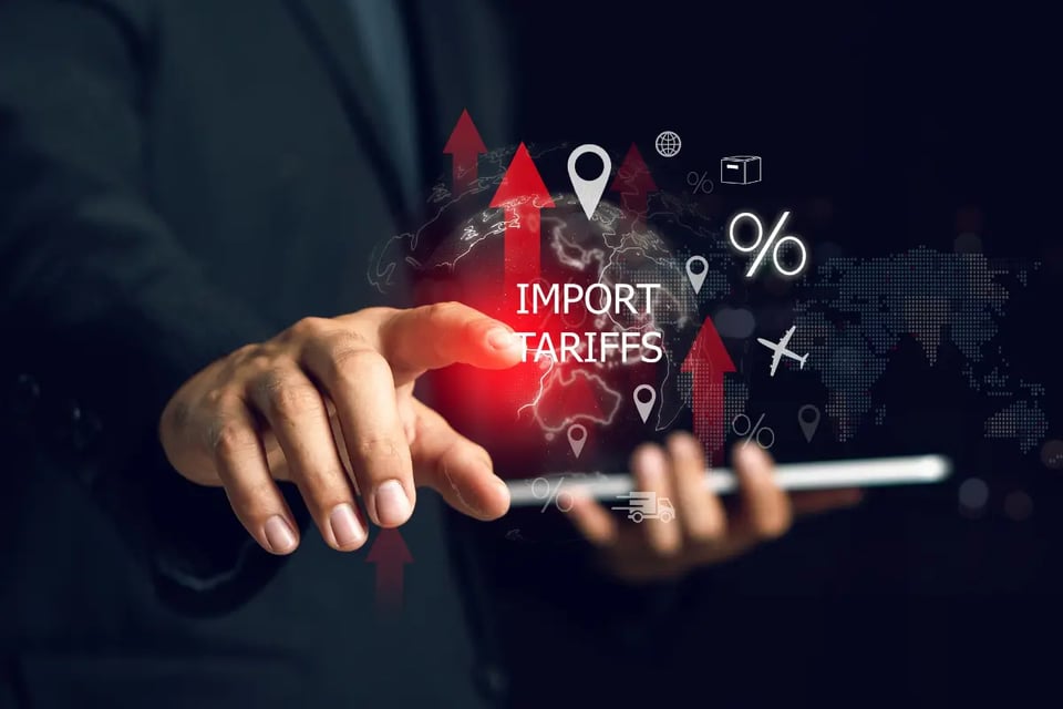 aranceles de importación, hombre con tableta