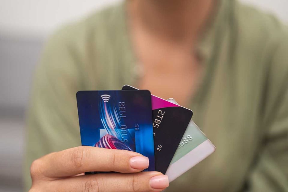 persona con tarjeta de credito en la mano
