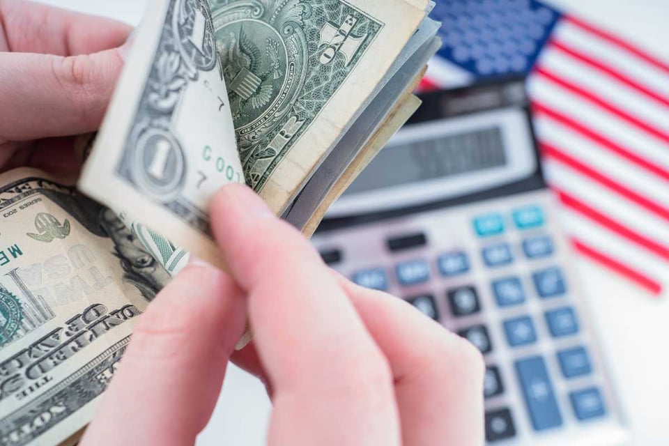 contando billetes y calculadora, Social Security checks September 2025 will be delivered this Wednesday