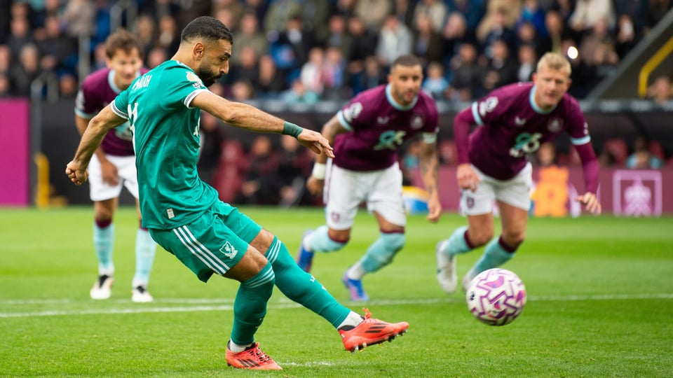 Liverpool gana con penal de Salah al 93’