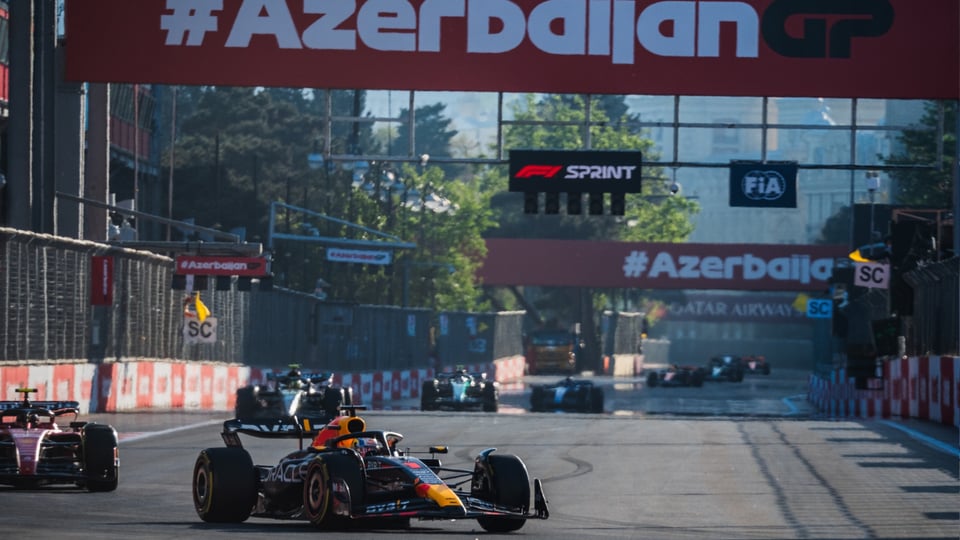 Verstappen logra la pole en Azerbaiyán