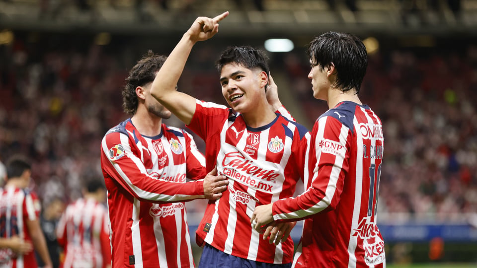 Chivas vence al Necaxa en regreso de Gago