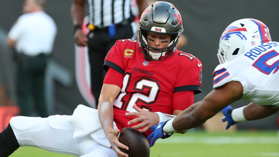 Tom Brady sale del retiro para volver a jugar