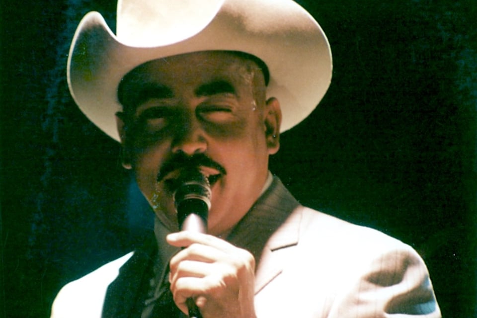 Lupillo Rivera y su libro Tragos Amargos
