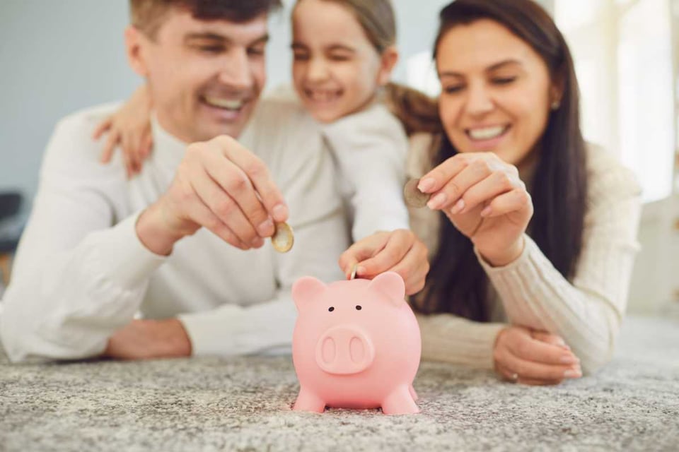 familia ahorrando dinero, Learn How to Follow a Financial Diet in Your Budget