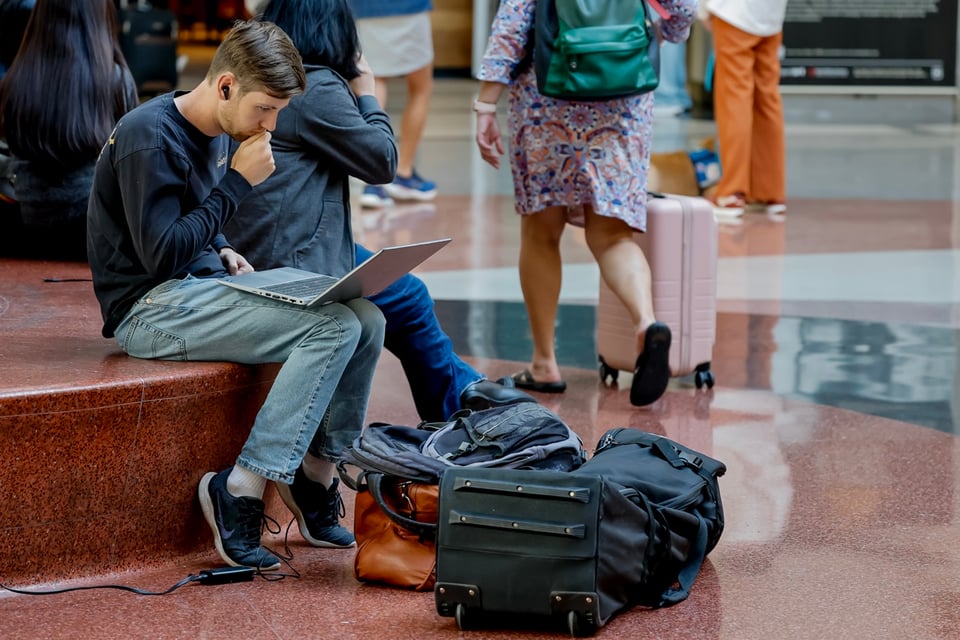 Falta de controladores aéreos complica operaciones