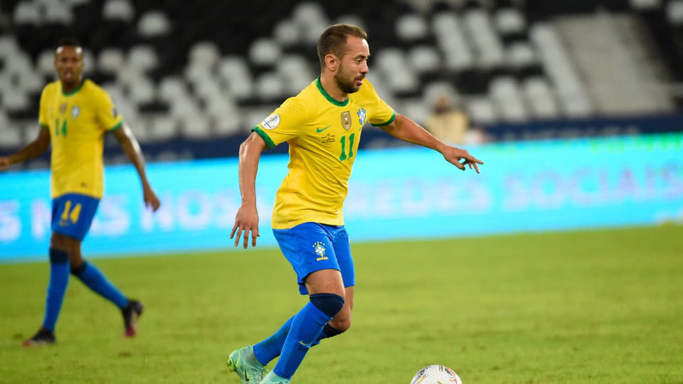 Everton Ribeiro fue operado de cáncer de tiroides