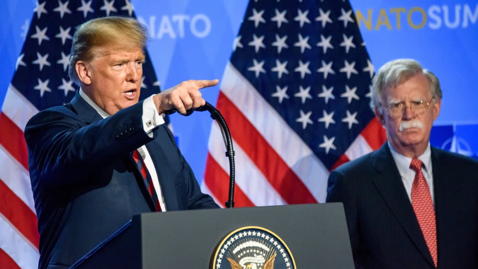 John Bolton se declara no culpable de 18 cargos federales