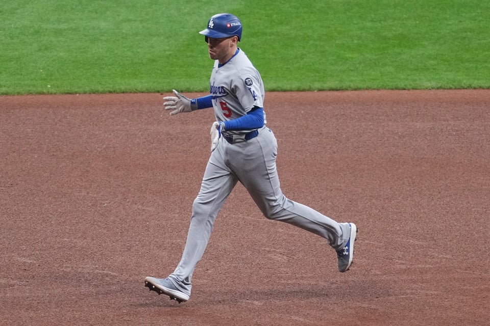 Dodgers vencen a Brewers en Juego 1