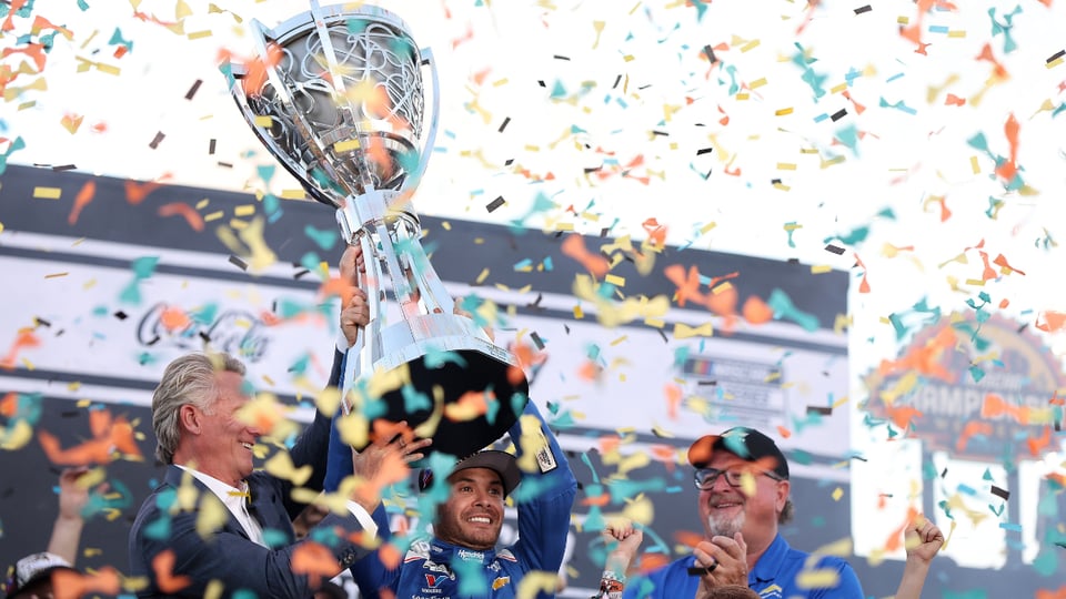 Kyle Larson gana la Copa NASCAR 2025 tras final dramático en Phoenix