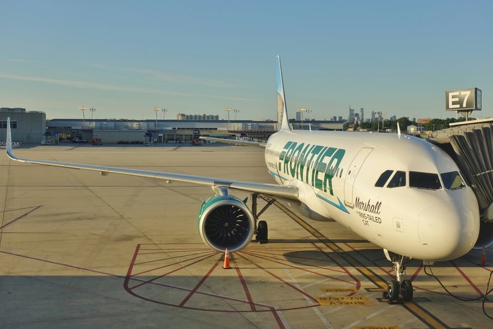 Hallan cargador ,Evacúan vuelo de Frontier, FBI investiga el caso MundoNOW
