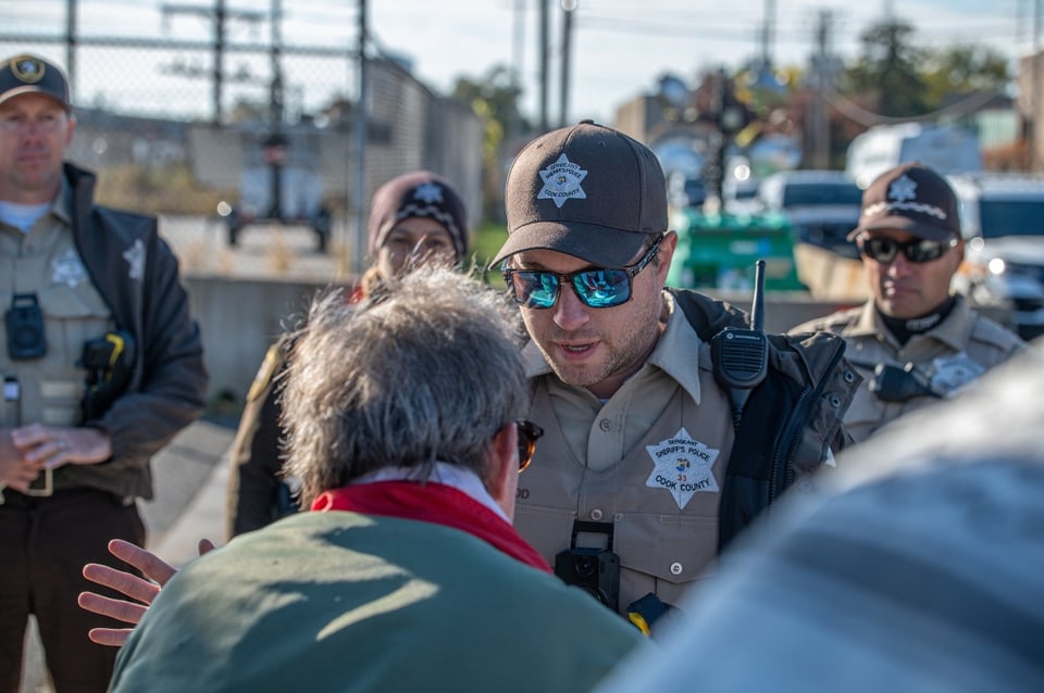 Guía para migrantes durante una redada de ICE, guide for immigrants explaining how to respond during ICE operations