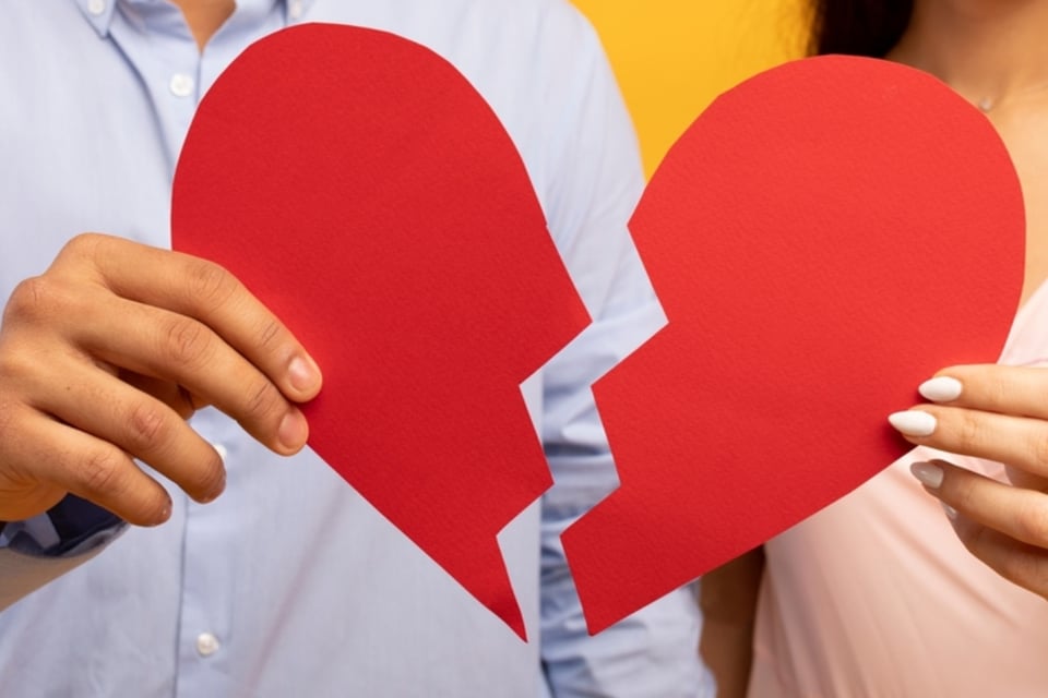 Inmigrante hispano vuelve a Guayaquil, Hispanic immigrant returns to Guayaquil and finds infidelity