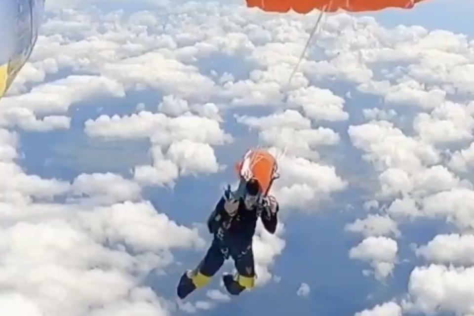 Paracaidista queda atrapado, Video, viral MundoNOW