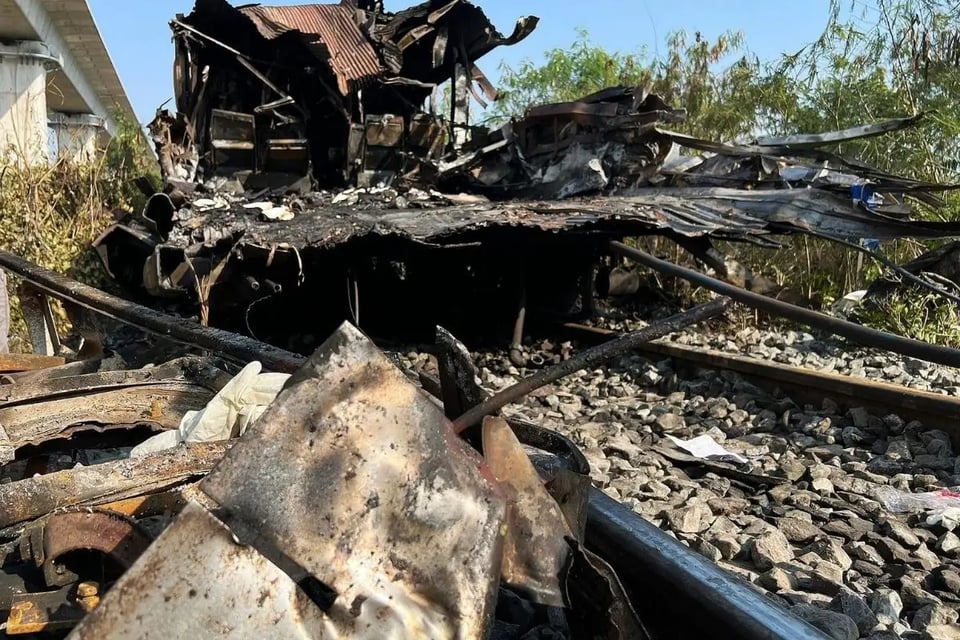 grúa cae sobre tren, muertos y heridos