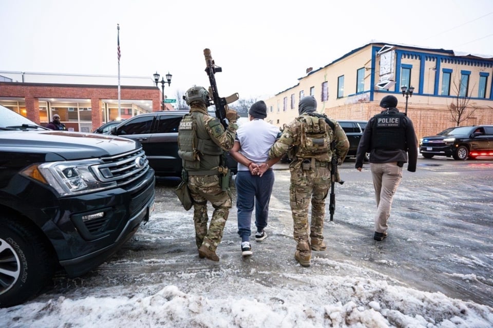 Noem encabeza operativo de ICE en Minneapolis contra fugitivos criminales, Kristi Noem leads ICE operation in Minneapolis