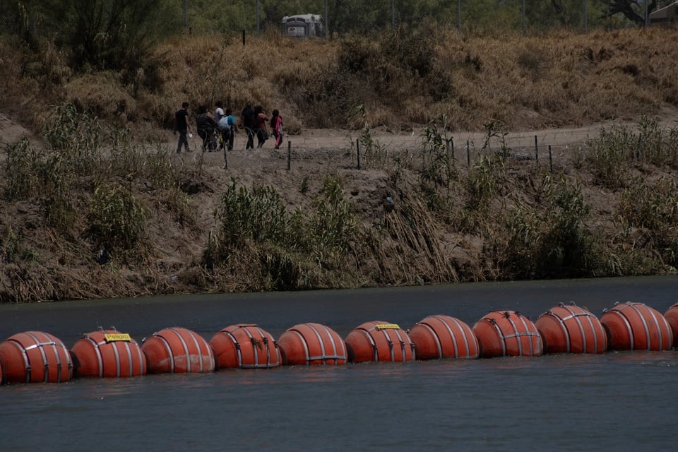 Así son las barreras flotantes que EE.UU. instaló en el río Bravo