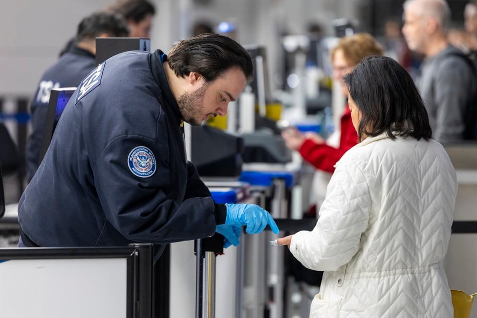 ICE en aeropuertos cambia lo que viven viajeros