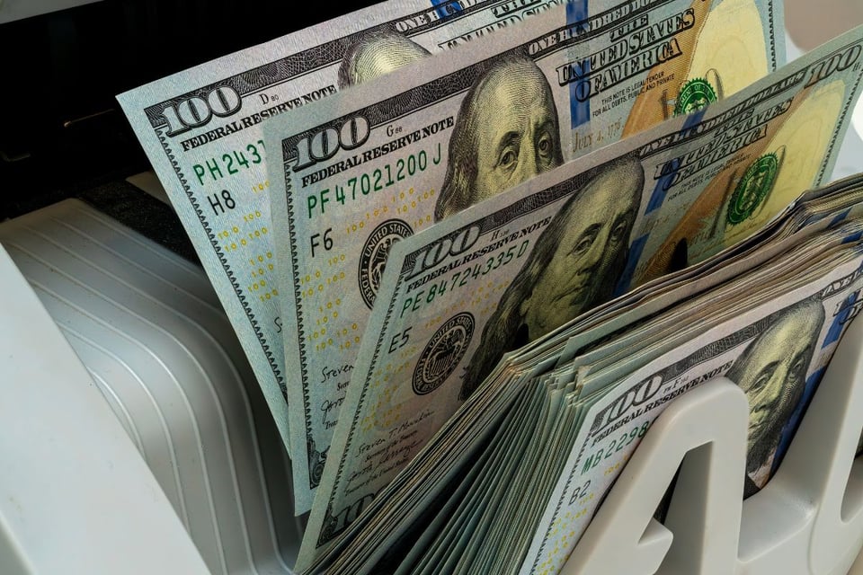 The dollar falls again in Mexico and Colombia, easing import costs
