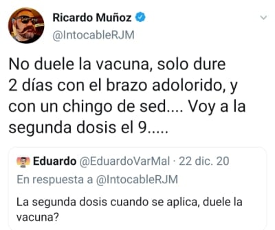 Ricky Muñoz, vocalist of Intocable, uses levers to get vaccinated against the coronavirus