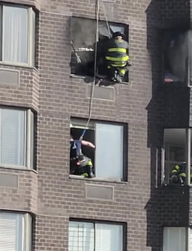 Incendio en Manhattan: Mujer quedó colgando de su ventana