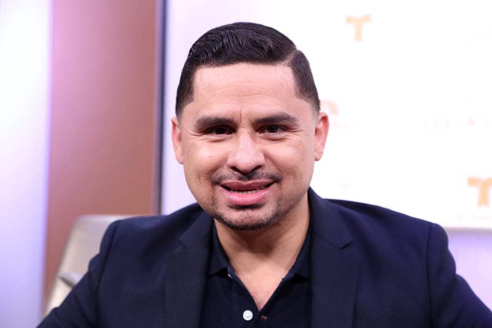 Larry Hernández se graba orinando