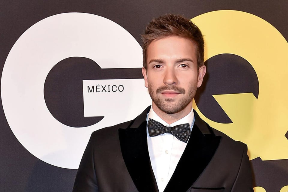 Pablo Alborán, red carpet, tuxedo, celebrities, MundoNOW