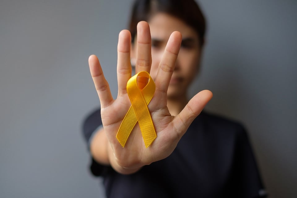 moño amarillo, stop, mano con moño amarillo, hombre, MundoNOW