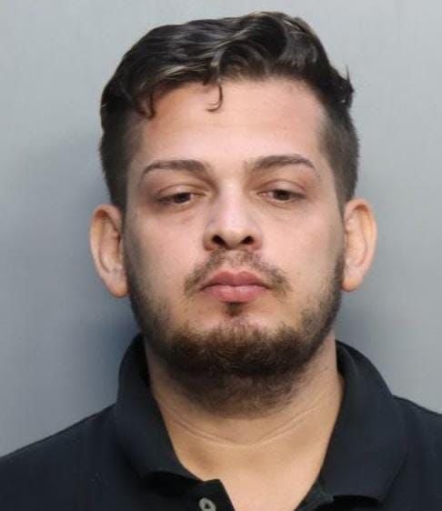 Arrestan a un hispano por atacar a una mujer en el elevador
