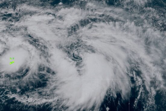 Amenazas, Desplazamiento, Atmósfera, Tormenta Sean se mantiene