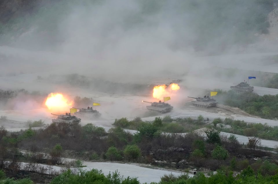 ARCHIVO - Tanques surcoreanos K-2 disparan durante maniobras conjuntas con Estados Unidos en el Campo de Entrenamiento de Seungjin, en Pocheon, Corea del Sur, el jueves 25 de mayo de 2023. (AP Foto/Ahn Young-joon, Archivo)
