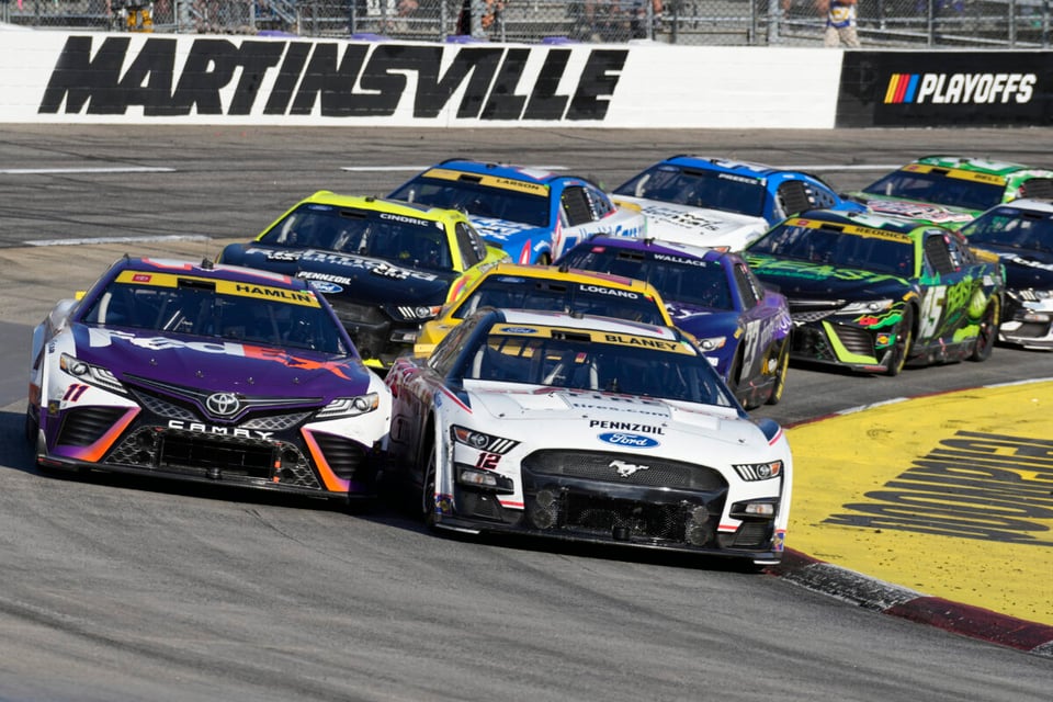 curva , Carrera de automovilismo, avanza,pelea 