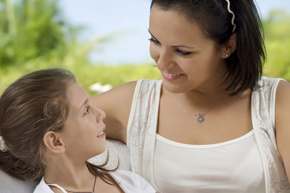 madre hablando con hija, psicología, conversación, educación, hijos