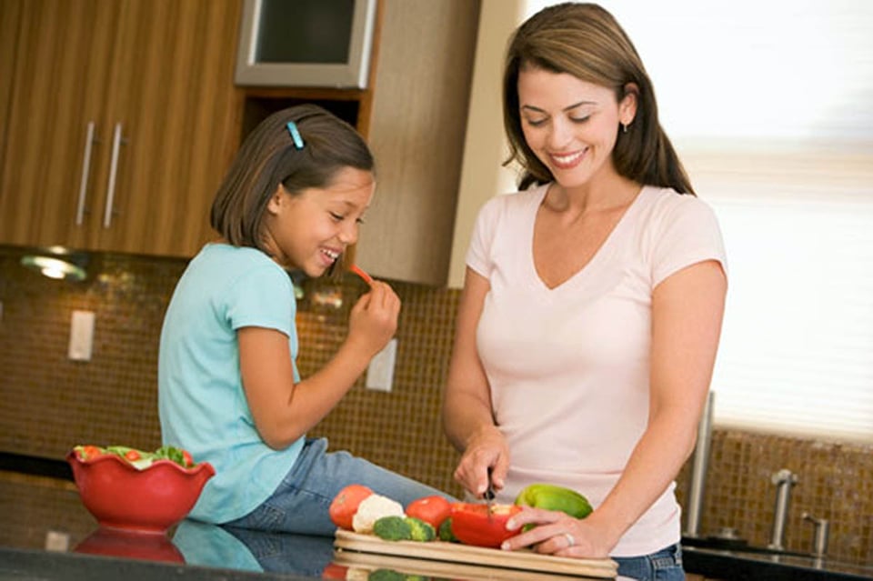 madre, cocinando, hija, cocina, MundoNOW