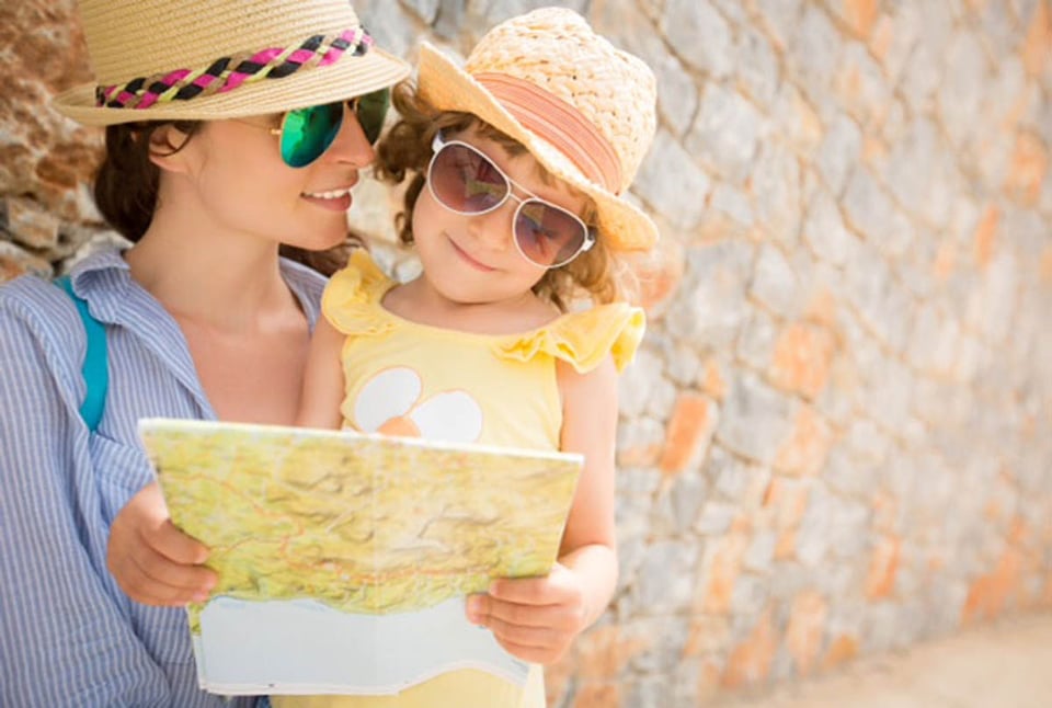 Escucha activa con niños, madre e hija, viaje familiar, folleto, MundoNOW