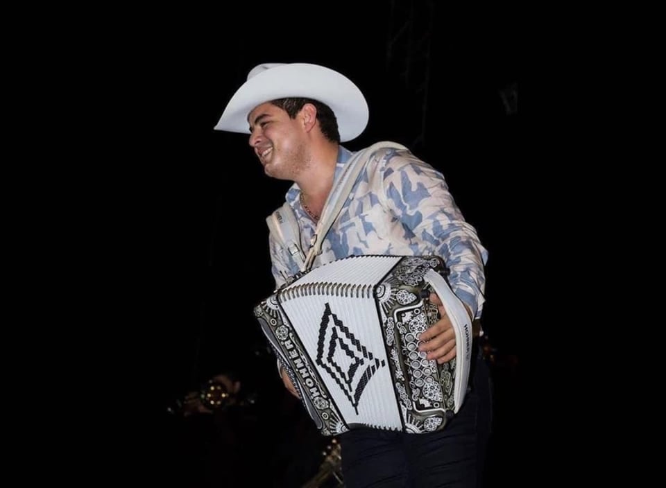 papá, cantante, Alfredo Olivas, acordeón, música regional