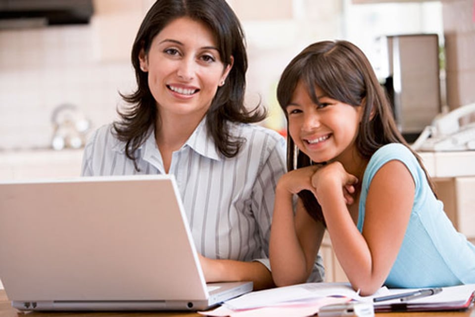 mujer e hija, computadora portátil, paternidad, maternidad, tareas escolares