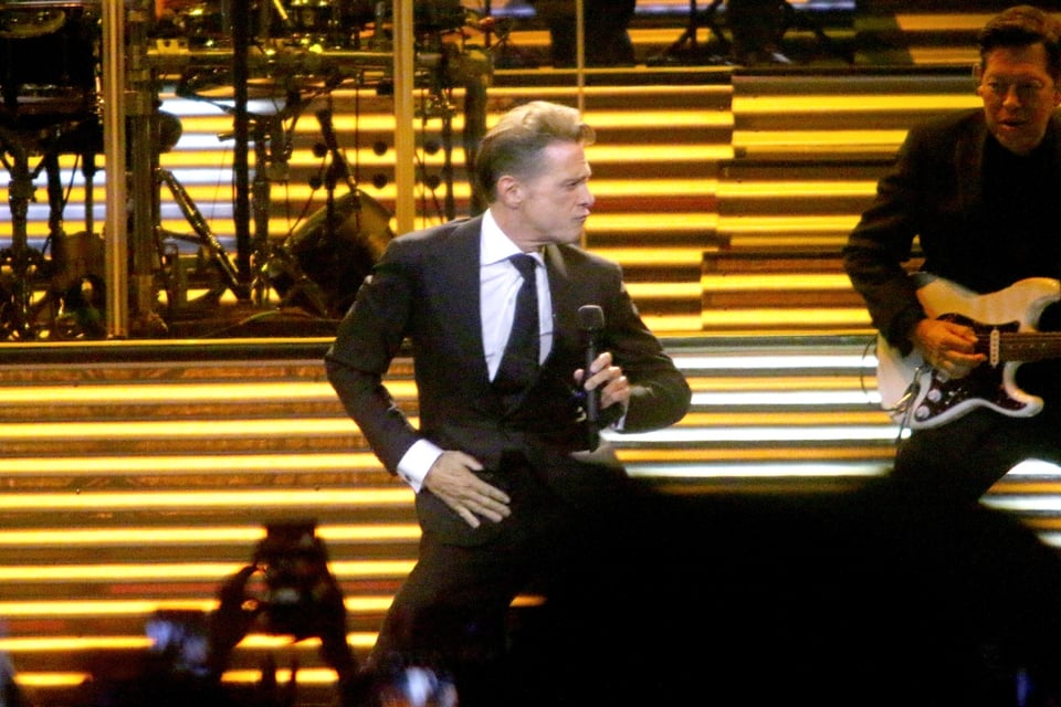 Deudor alimentario, fama, fortuna, gira mundial, conciertos