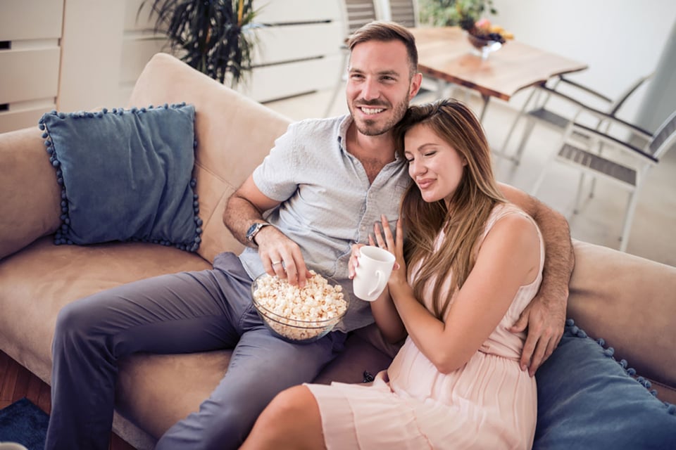 San Valentín, pareja, TV, hogar, amor.