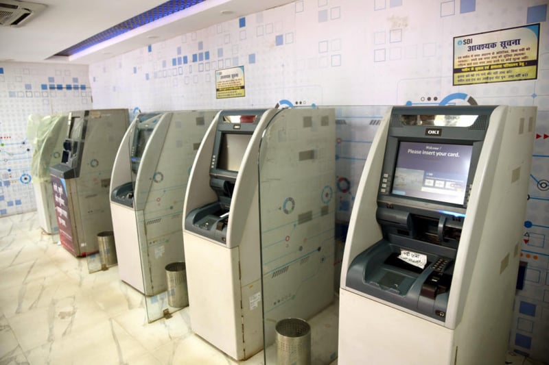 moneda extranjera, dólares, cajero automático, India, MundoNOW