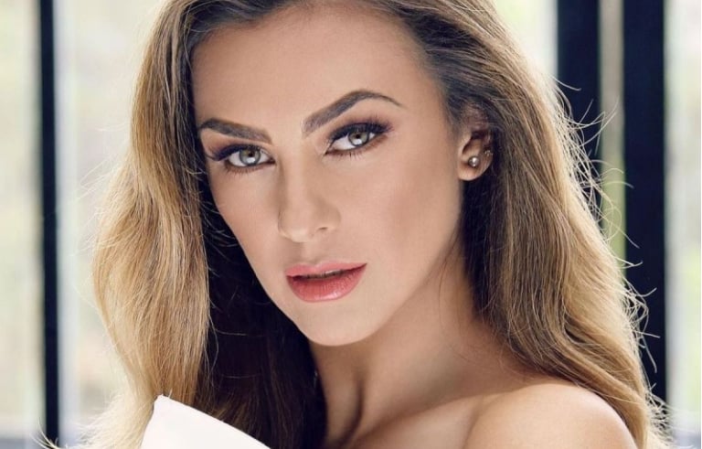 ¡Aracely Arámbula posa sin ropa!