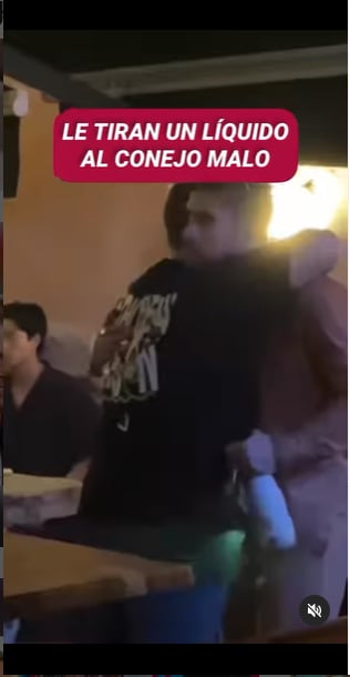 Le avientan bebida a Bad Bunny en pleno restaurante