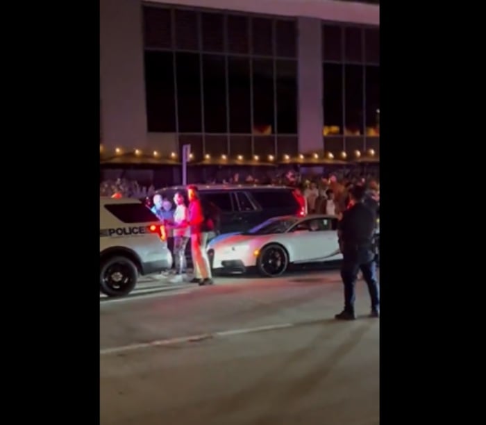 Le chocan auto a Bad Bunny en la inauguración de su restaurante