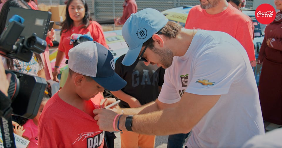 Daniel Suárez signing shirt