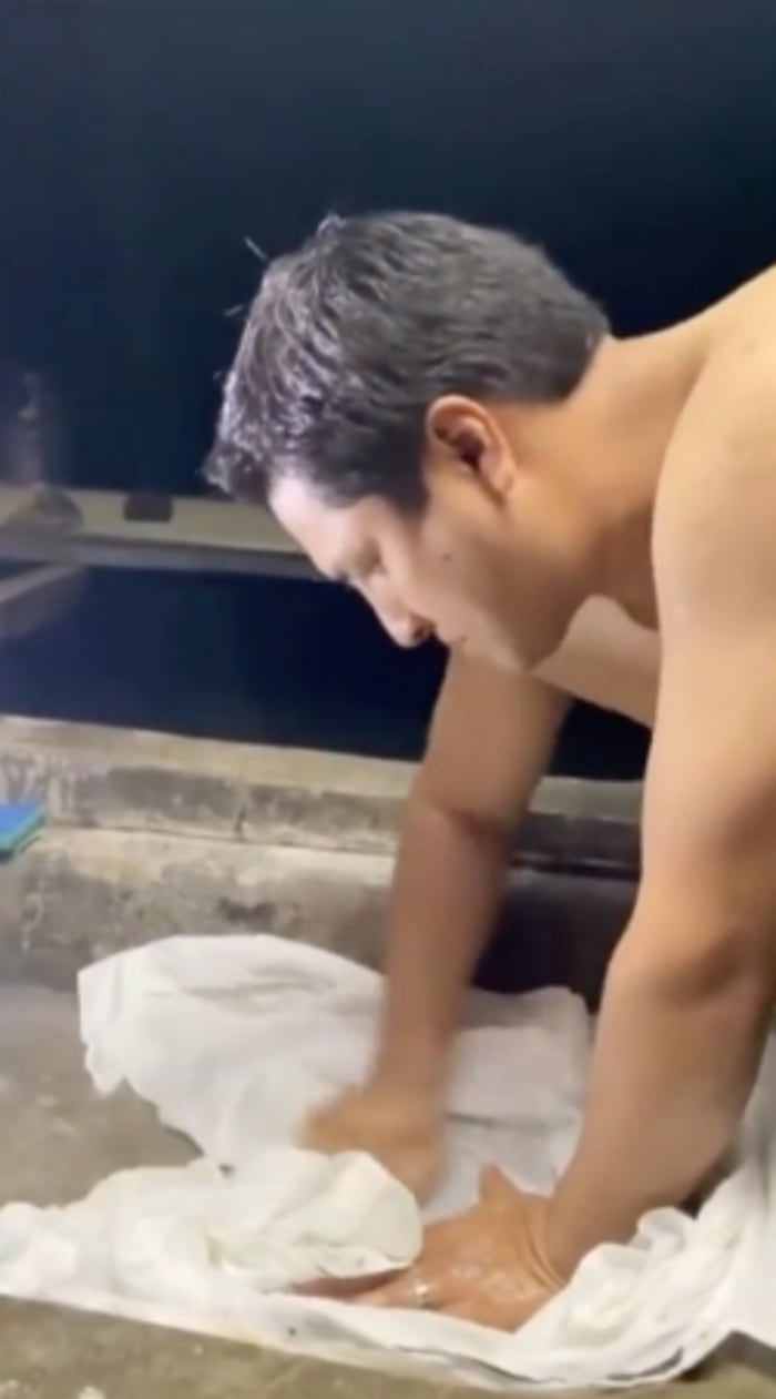 Julión Álvarez washing his clothes
