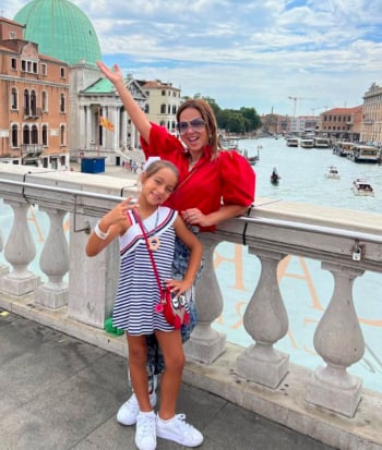 La nena con su mamá Adamari López 