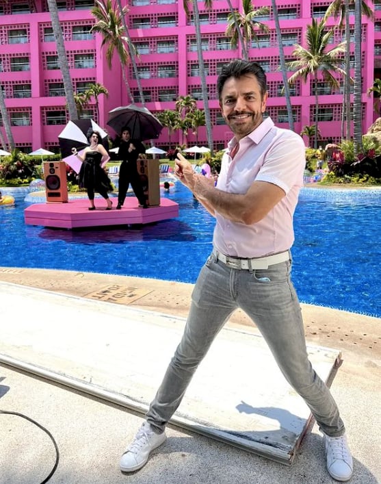 Eugenio Derbez hombro