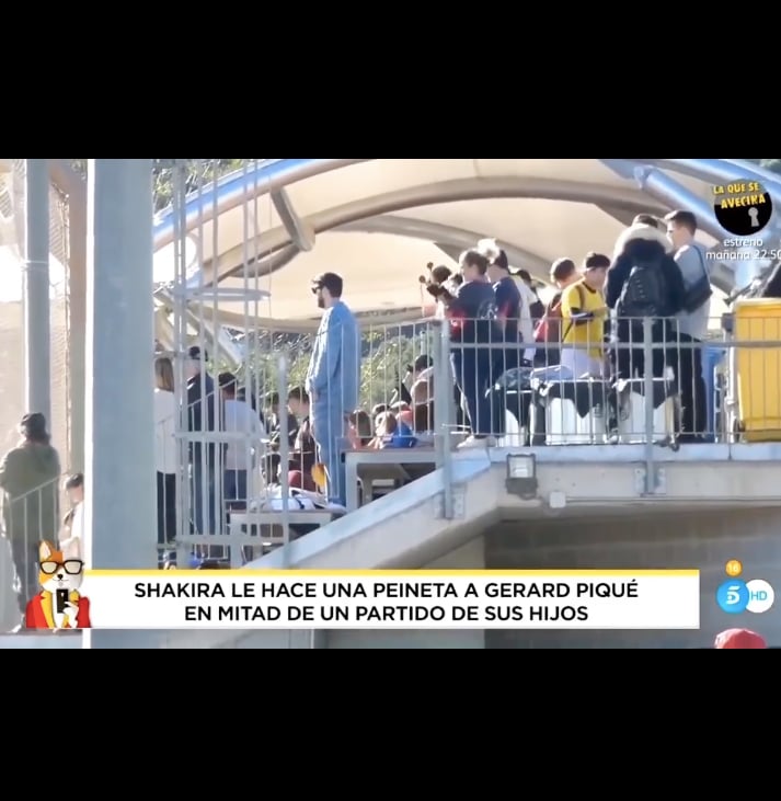 Gerard Piqué viendo el partido