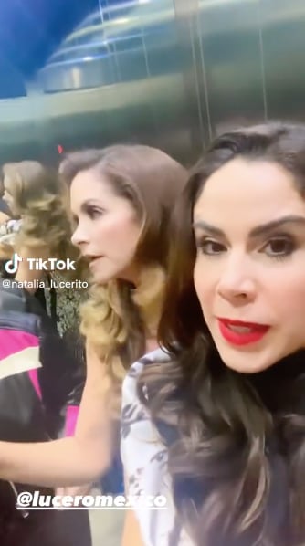Paola Rojas con Lucero en elevador